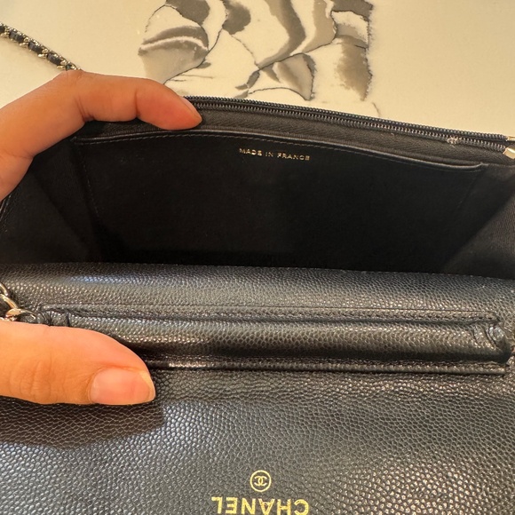 Chanel on wallet - Picture 4 of 8